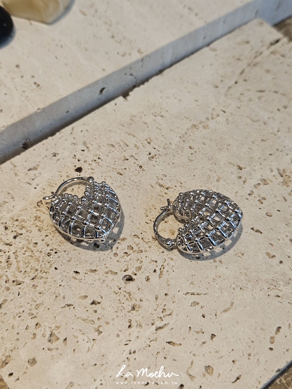 簍空愛心白金鍍金耳環